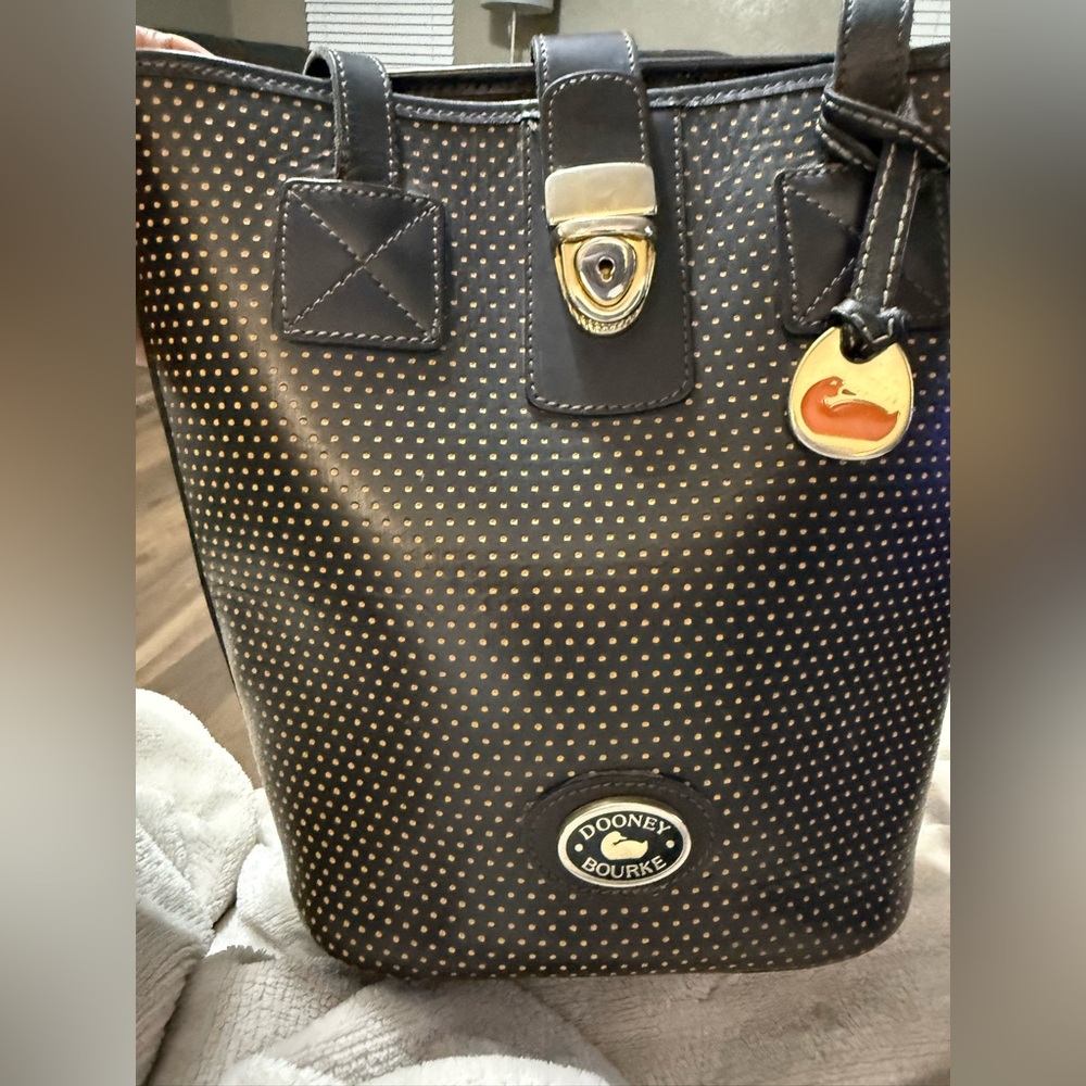 Y2K Dooney & Bourke Cabrio Leather Black bucket bag.